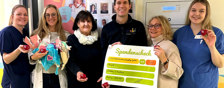 Moki-Mitglieder mit Spendenscheck