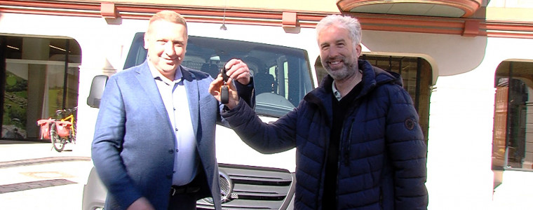 &Uuml;bergabe barrierefreier Bus von Boris Palmer an Vitalii Maletskyi