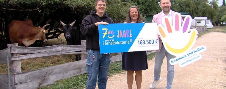 Fernsehlotterie &uuml;bergibt Scheck