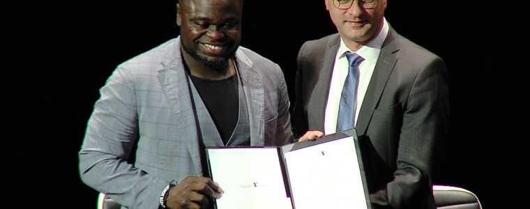 Gerald Asamoah mit Eugen-Bolz-Preis ausgezeichnet